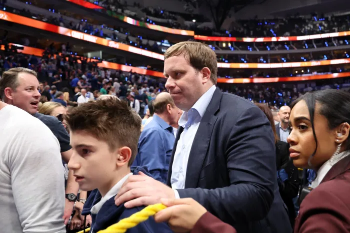 維克多·溫巴尼亞馬在對陣白金漢的比賽中避免了嚴(yán)重受傷，此前他與揚(yáng)尼斯·安特托昆博發(fā)生了驚險碰撞